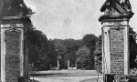 Schloss_Tor_zum_Park_1927_1000px_Foto_Archiv_Lembecker.de