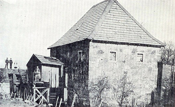 Quelle: Buch von Hans Hatkämper. Dort mit dem Text "Die Midlicher Mühle 1913. Im Bild das überdachte Mühlenrad und Müller Wilhelm Grütering."