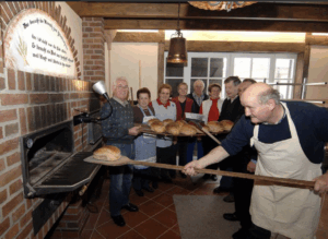 Backen im Steinofen - Brotbacktage am Heimathof