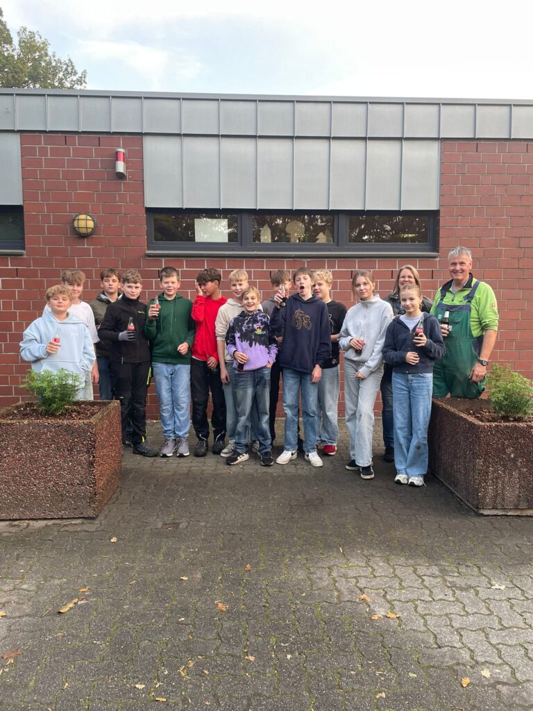 Jugendliche vom T.O.T. Lembeck machen den Platz vor dem Pfarrheim grüner